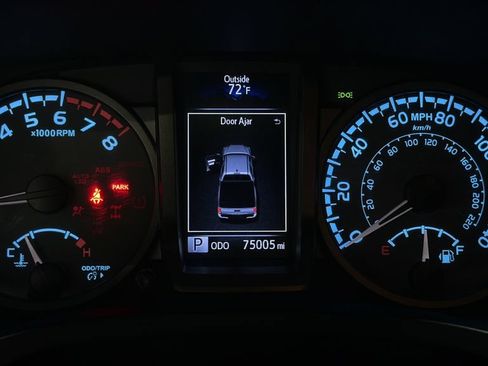 Used 2018 Toyota Tacoma SR5 AWD/4WD image 24