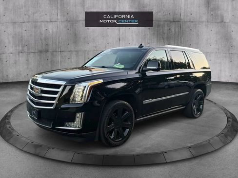 Used 2017 Cadillac Escalade Premium Luxury RWD image 3