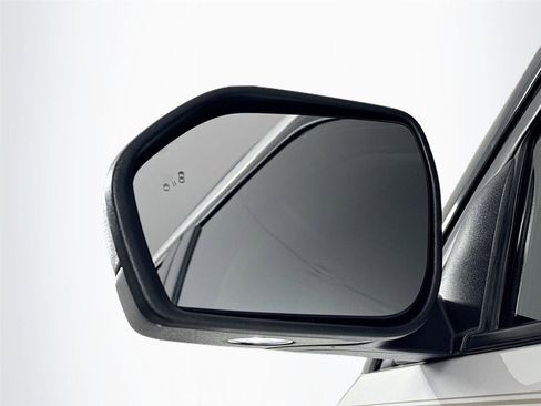 Used 2020 Ford Explorer XLT w/ Equipment Group 202A image 5