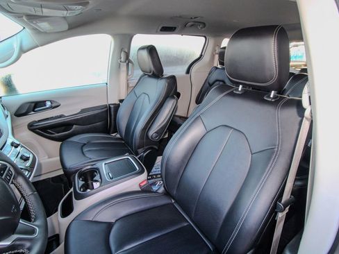 Used 2024 Chrysler Pacifica Touring-L FWD image 14