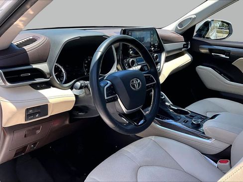 Used 2022 Toyota Highlander Limited AWD/4WD image 18