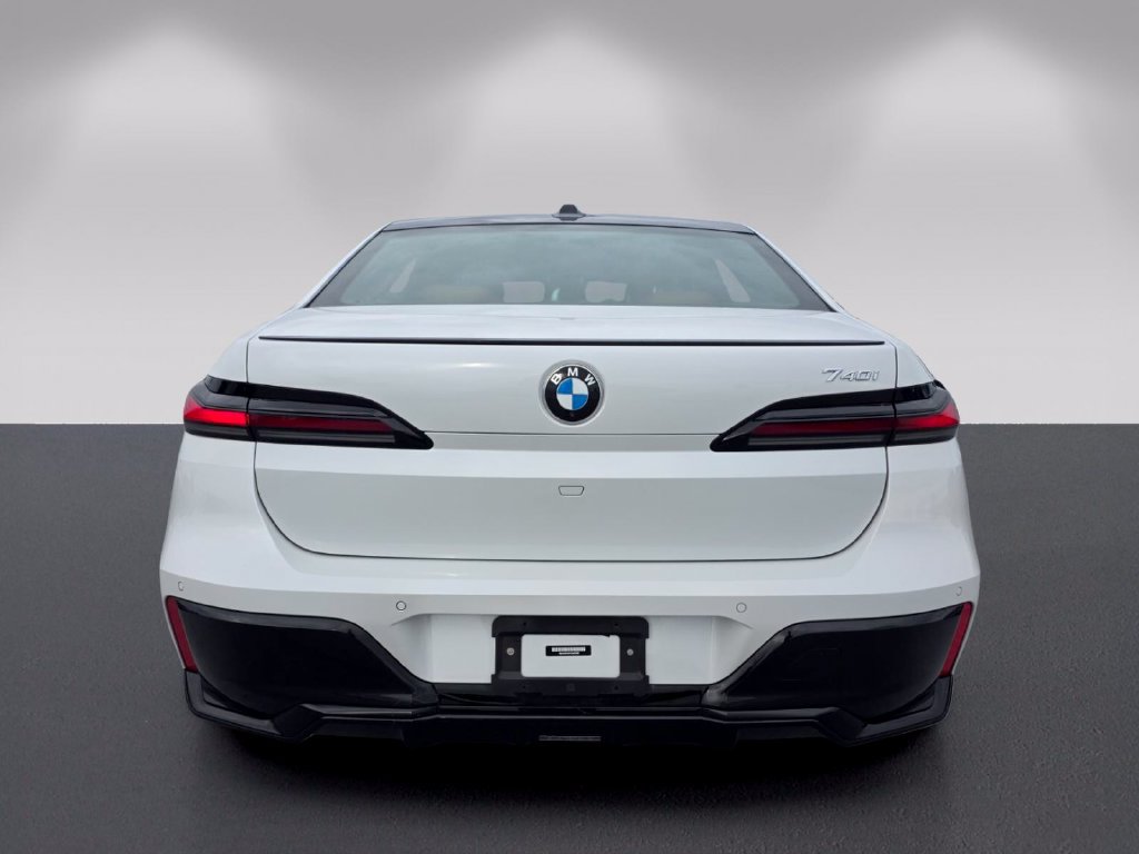 Used 2023 BMW 740i w/ Parking Assistance Package RWD image 5