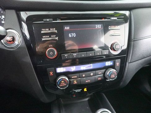 Used 2017 Nissan Rogue SV image 17