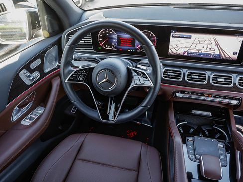 Certified 2025 Mercedes-Benz GLS 450 4MATIC image 14