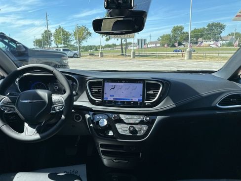 New 2026 Chrysler Pacifica Select image 2