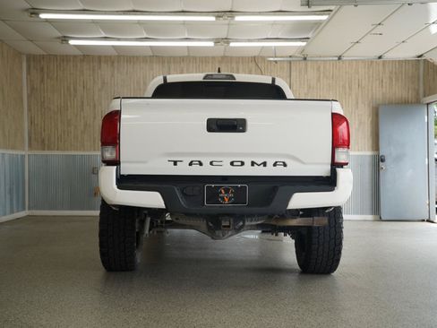 Used 2017 Toyota Tacoma TRD Sport w/ Tow Package (A/T) AWD/4WD image 8
