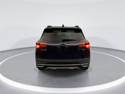 Used 2021 Kia Seltos EX image 3