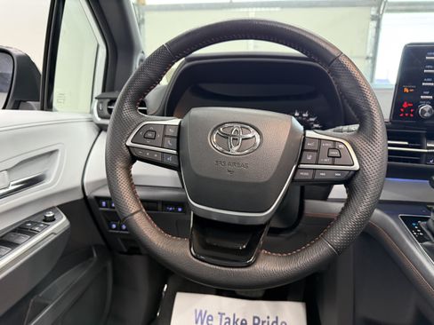 Used 2023 Toyota Sienna XLE FWD image 14