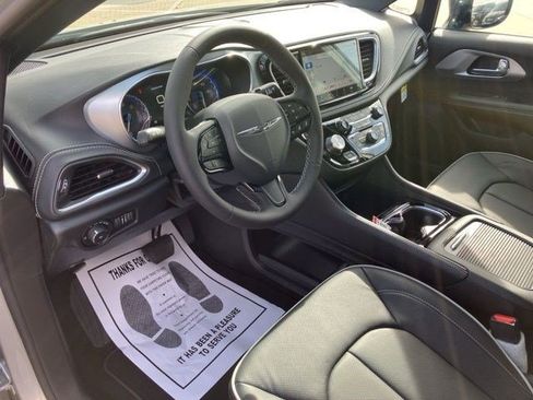 New 2026 Chrysler Pacifica Limited w/ S Appearance Package FWD image 13