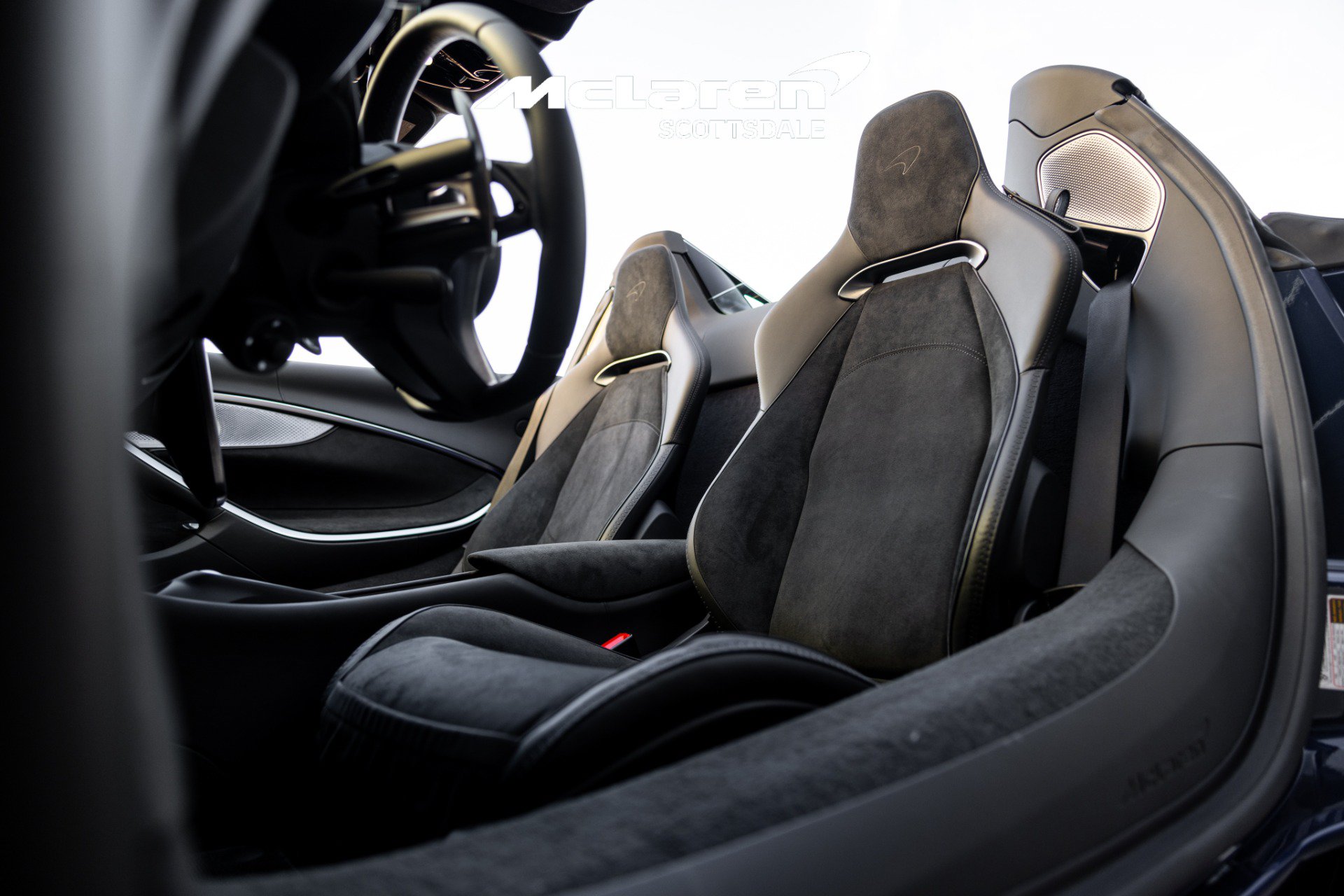 Used 2025 McLaren Artura Spider RWD image 29