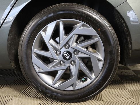Used 2024 Hyundai Elantra SEL FWD image 17