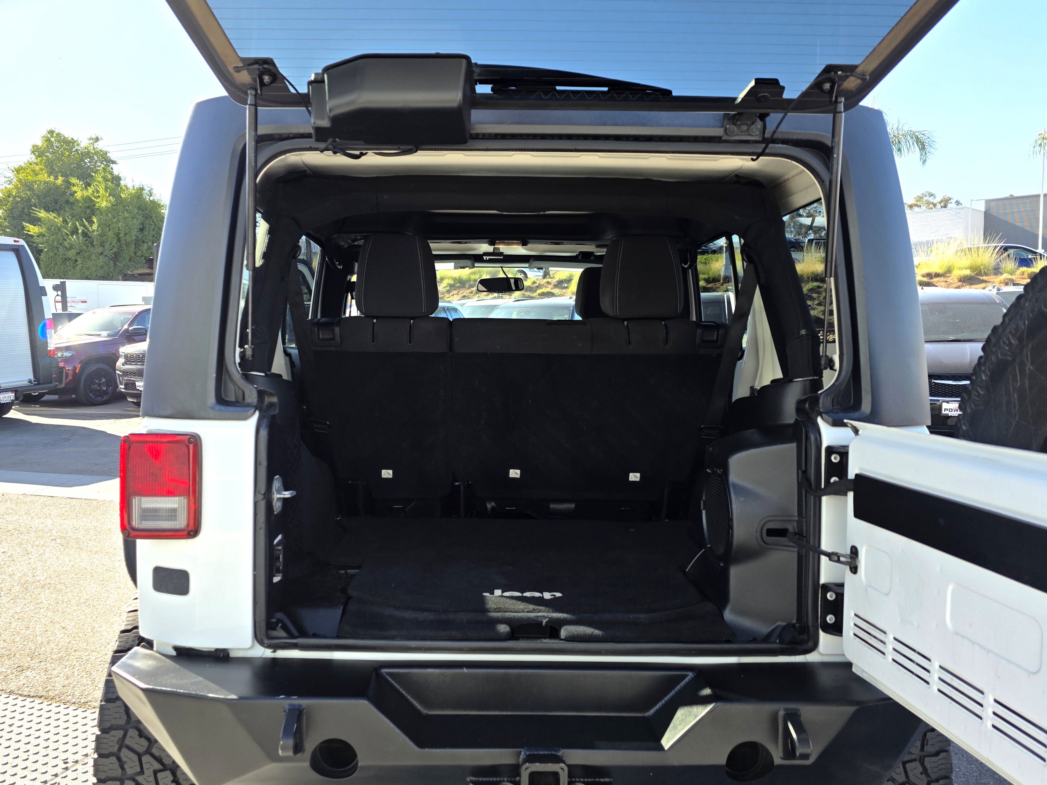 Used 2013 Jeep Wrangler Unlimited Rubicon w/ Connectivity Group AWD/4WD image 18
