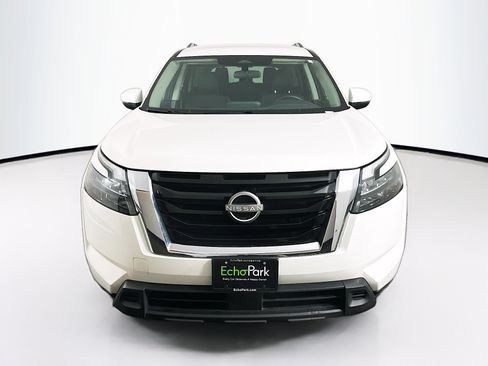 Used 2025 Nissan Pathfinder SV image 2