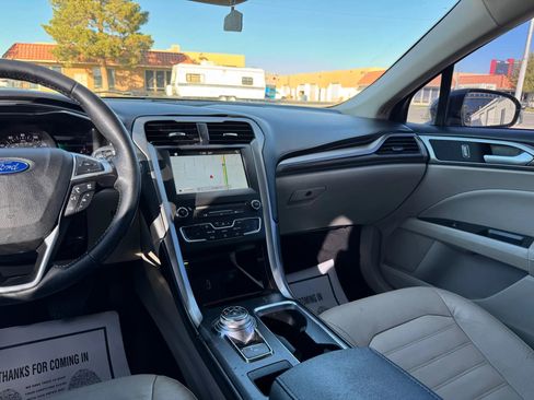 Used 2017 Ford Fusion SE w/ Fusion SE Technology Package image 21