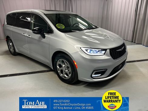 Used 2024 Chrysler Pacifica Limited FWD image 1