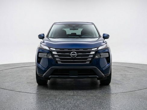 Used 2025 Nissan Rogue SV image 2