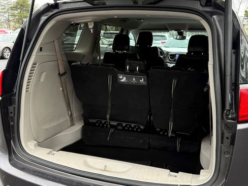 Used 2017 Chrysler Pacifica Touring-L image 12