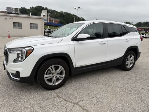 Used 2024 GMC Terrain SLE FWD image 3