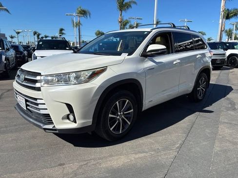 Used 2017 Toyota Highlander XLE w/ Carpet Mat Package AWD/4WD image 3
