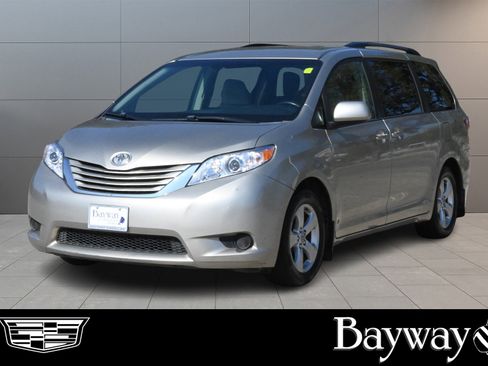 Used 2015 Toyota Sienna LE image 1