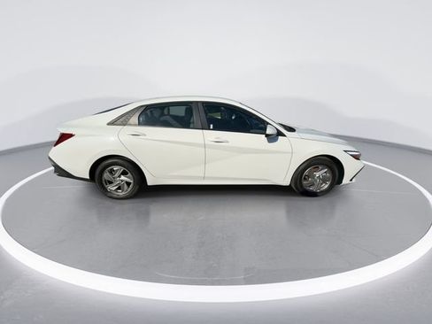 Used 2025 Hyundai Elantra SE FWD image 9