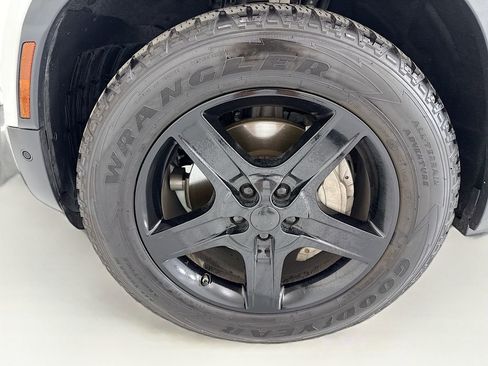 Used 2020 Land Rover Defender 110 SE image 29