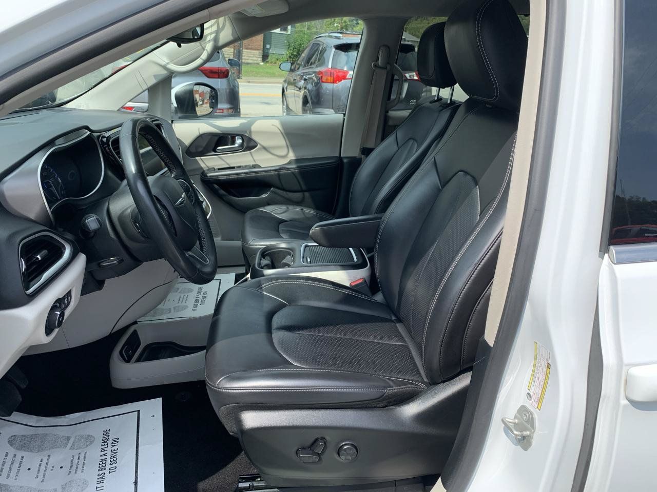 Used 2023 Chrysler Pacifica Touring-L FWD image 12