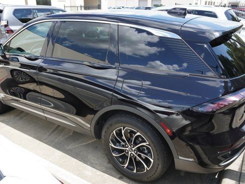 Used 2026 Lincoln Nautilus Premier AWD/4WD image 6