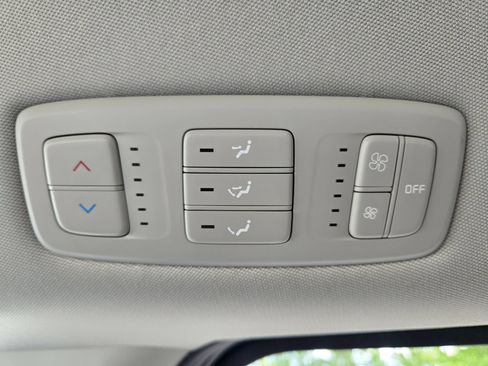 Used 2024 Kia Carnival LX FWD image 33