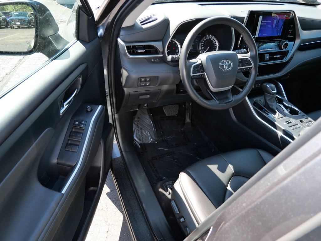 Used 2024 Toyota Highlander XLE AWD/4WD image 10