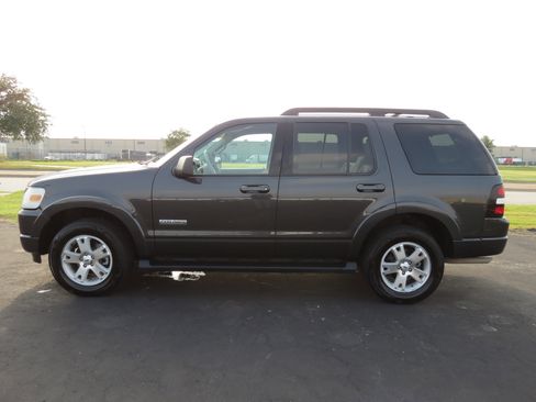 Used 2007 Ford Explorer XLT image 3