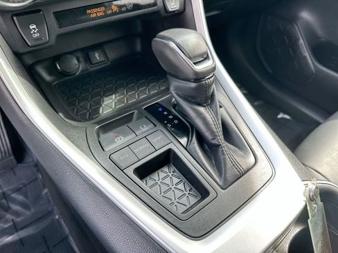 Used 2021 Toyota RAV4 XLE Premium image 19