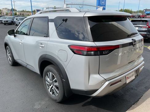 Used 2025 Nissan Pathfinder SL AWD/4WD image 7