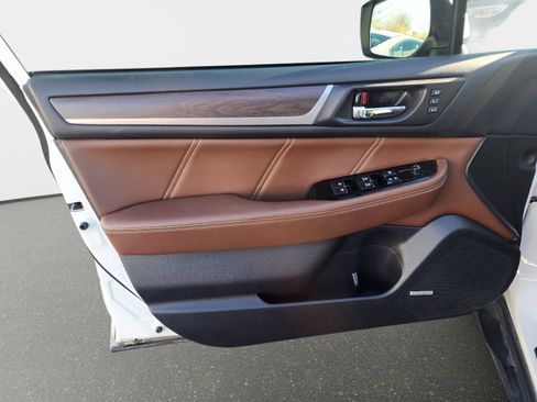 Used 2017 Subaru Outback 2.5i Touring w/ Popular Package #5A image 8