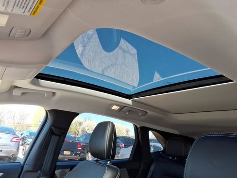 Used 2023 Ford Escape Platinum w/ Premium Technology Package AWD/4WD image 11