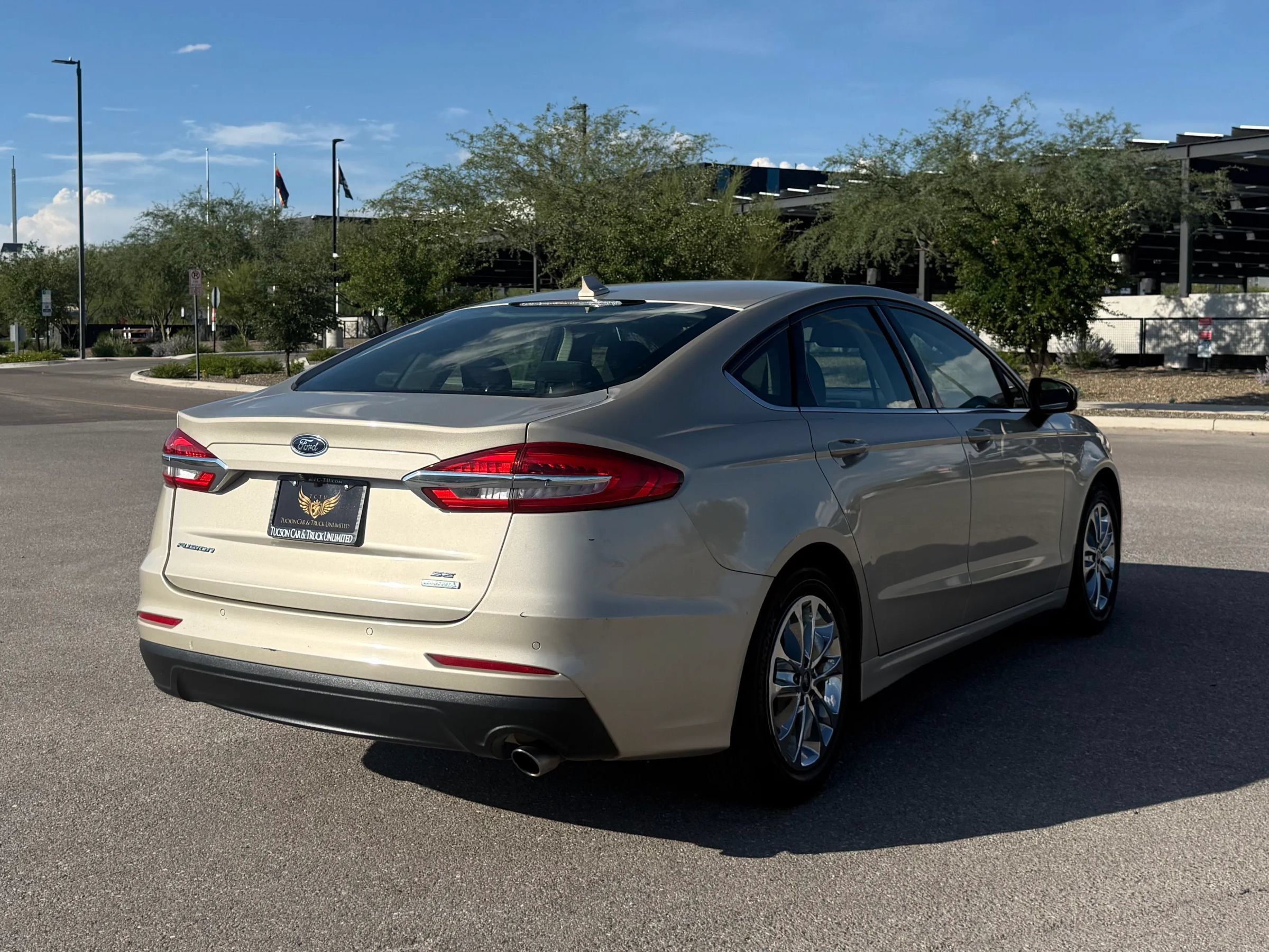 Used 2019 Ford Fusion SE FWD image 4