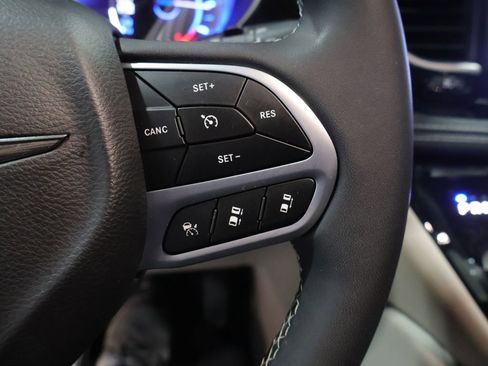 Used 2022 Chrysler Pacifica Limited image 41