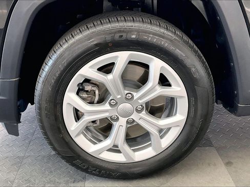 Used 2024 Jeep Compass Latitude AWD/4WD image 8
