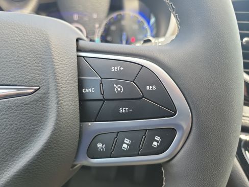 Used 2025 Chrysler Pacifica Select FWD image 19