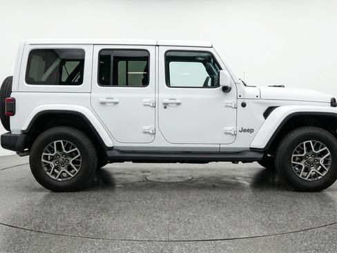 Used 2025 Jeep Wrangler Sahara AWD/4WD image 11