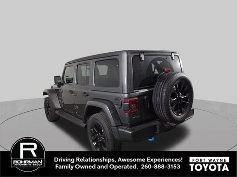 Used 2022 Jeep Wrangler Unlimited Sahara w/ Cold Weather Group AWD/4WD image 10