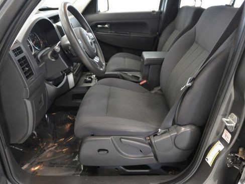 Used 2012 Jeep Liberty Sport image 9