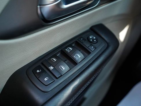 Used 2023 Chrysler Pacifica Touring-L FWD image 28