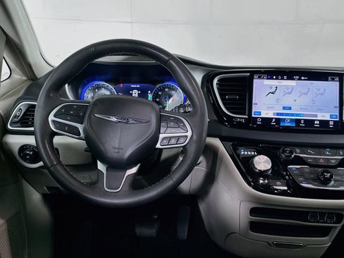 Used 2024 Chrysler Pacifica Touring-L FWD image 18