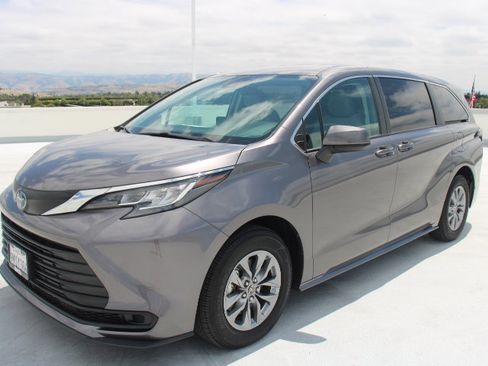 Certified 2023 Toyota Sienna LE FWD image 6