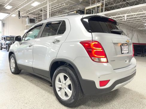 Used 2017 Chevrolet Trax LT w/ LT Convenience Package FWD image 3
