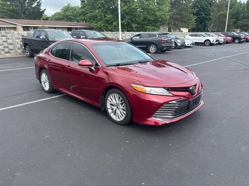Used 2018 Toyota Camry XLE FWD image 4