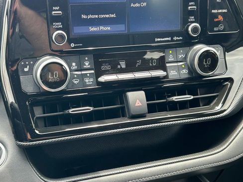 Used 2021 Toyota Highlander XSE FWD image 34