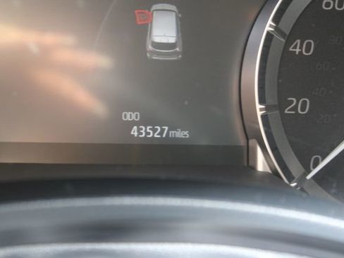 Used 2024 Toyota Highlander LE AWD/4WD image 9