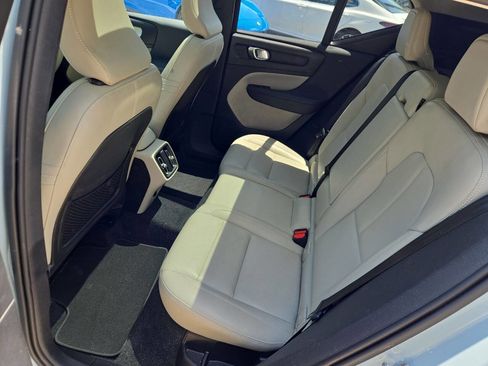 Used 2019 Volvo XC40 T5 Momentum AWD/4WD image 16